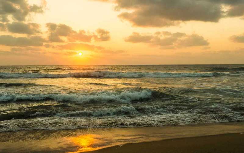 Enjoy the amazing views with the sea waves at these places in India, known as the most beautiful beaches